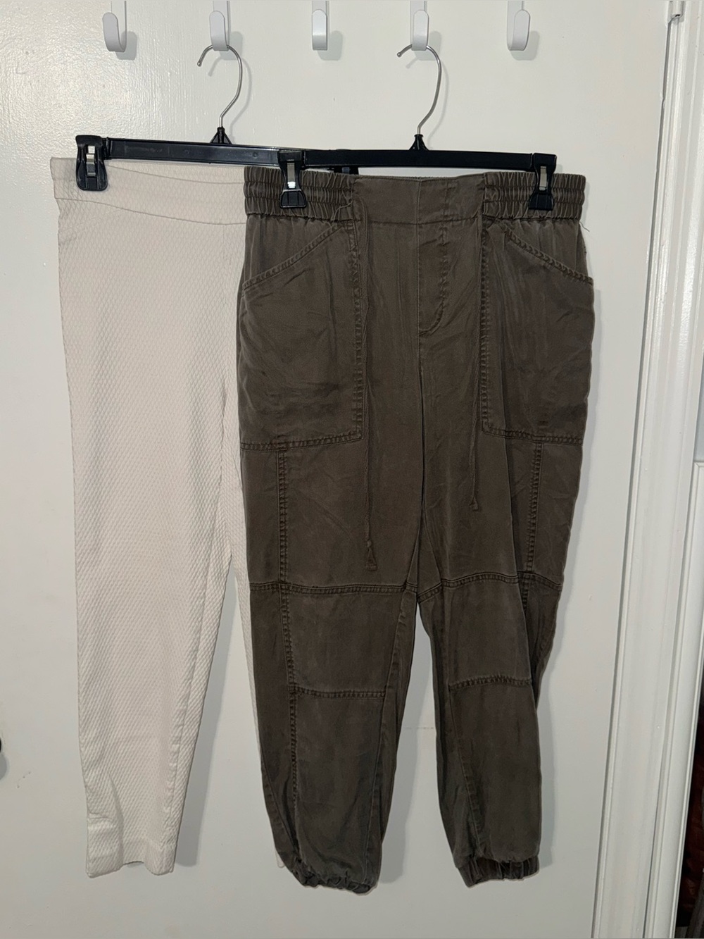 Bundle of two capri pants